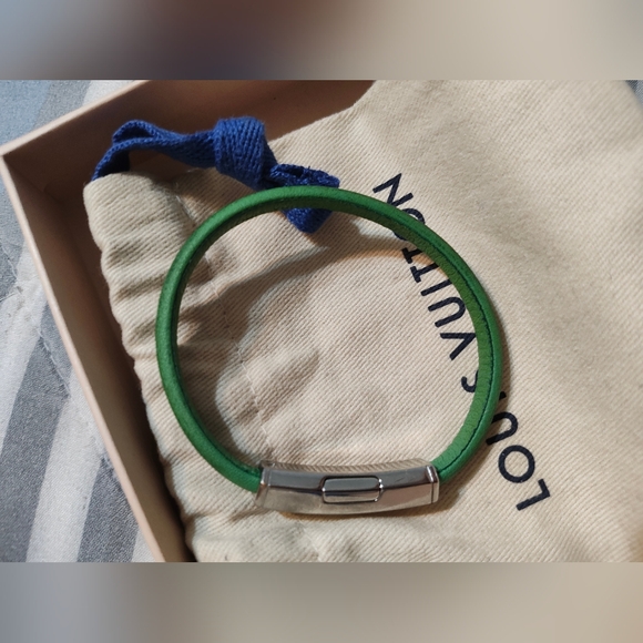 Louis Vuitton Clip It Bracelet - Picture 7 of 12